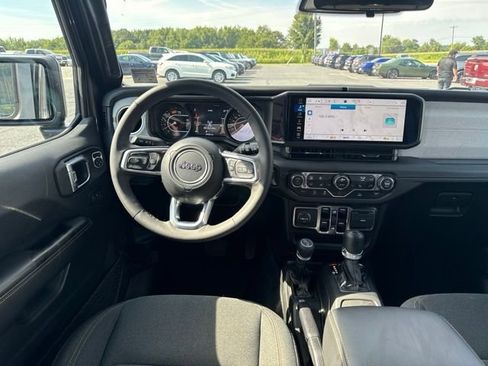 Used 2025 Jeep Wrangler Unlimited Sahara AWD/4WD image 22