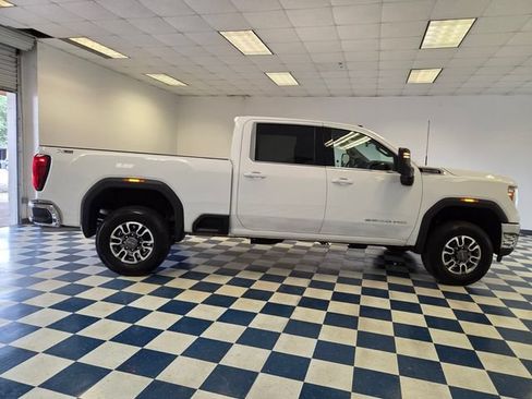 Used 2022 GMC Sierra 2500 SLE w/ SLE Value Package; AWD/4WD image 9