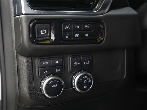 Used 2025 GMC Yukon Denali AWD/4WD image 30