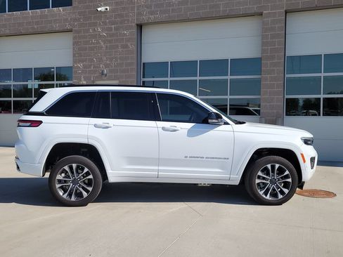 Used 2025 Jeep Grand Cherokee Overland w/ Advanced Protech Group III AWD/4WD image 2