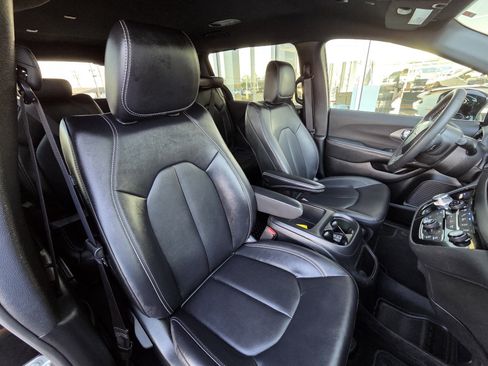 Used 2025 Chrysler Pacifica Select FWD image 56