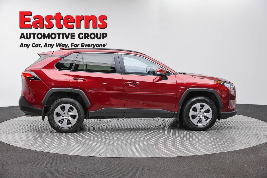 Used 2021 Toyota RAV4 LE AWD/4WD image 4