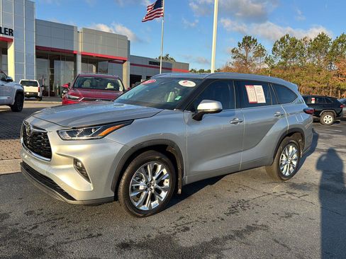 Certified 2022 Toyota Highlander Limited image 2