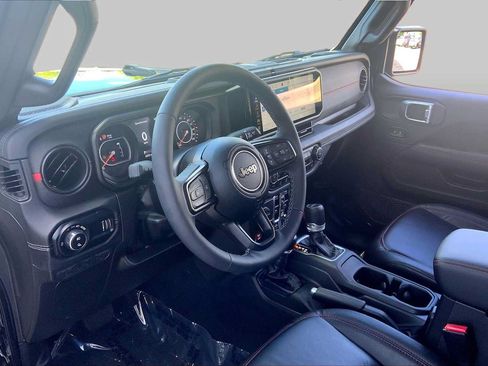 Used 2025 Jeep Gladiator Rubicon w/ Convenience Group AWD/4WD image 18