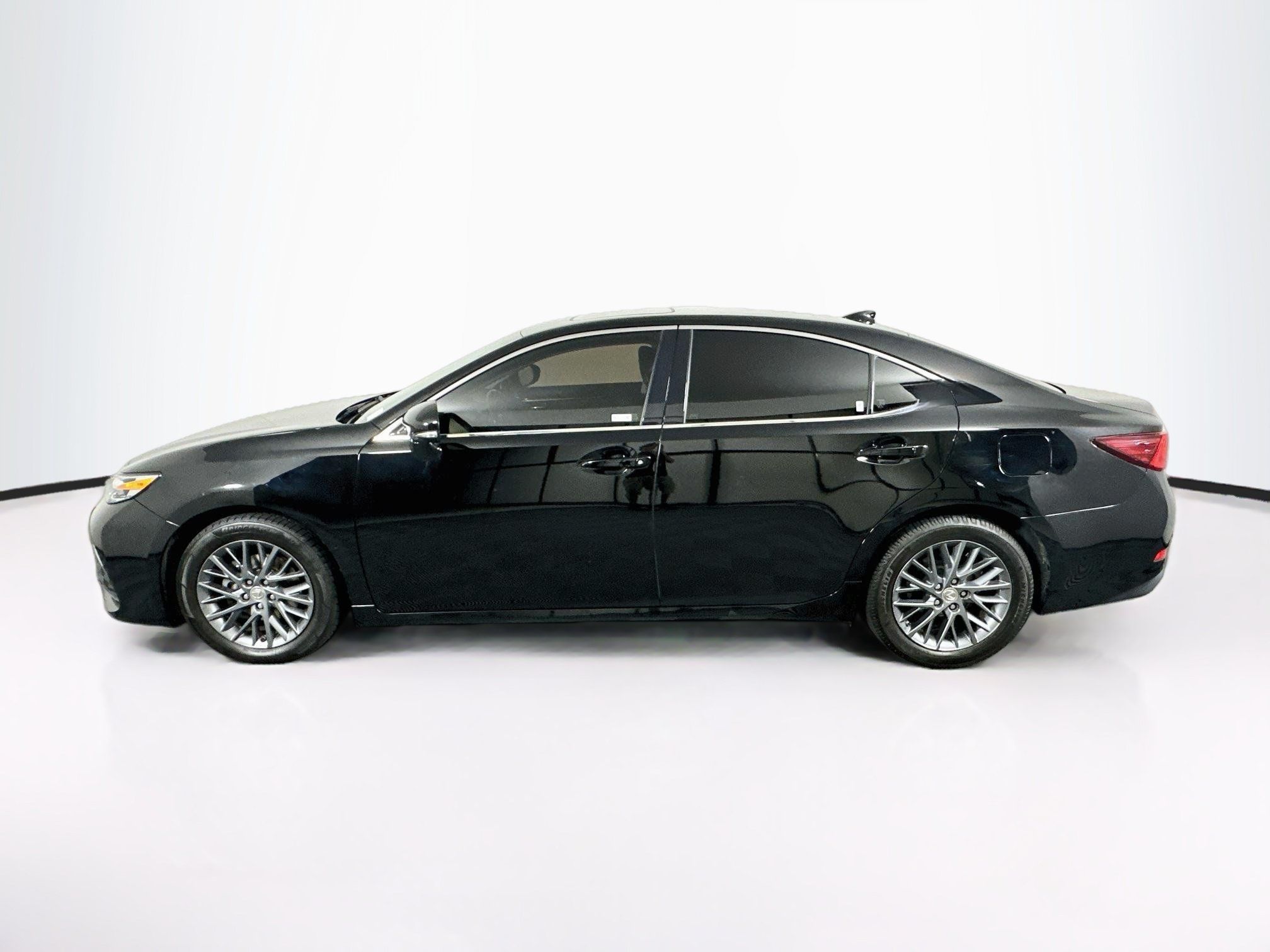 Used 2018 Lexus ES 350 w/ Navigation System Package FWD image 4