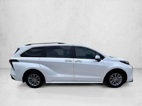 Used 2024 Toyota Sienna XLE w/ XLE Plus Package FWD image 5