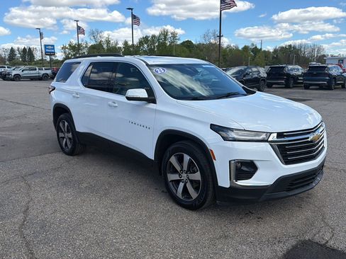 Used 2023 Chevrolet Traverse LT w/ LT Premium Package AWD/4WD image 3