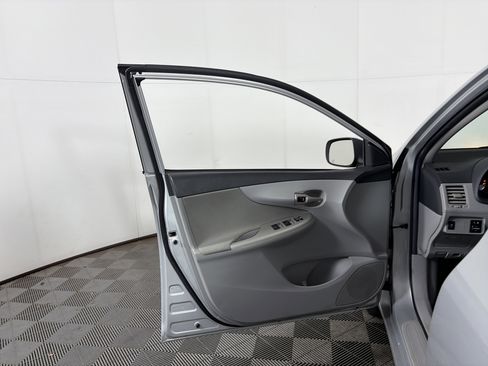 Used 2012 Toyota Corolla LE image 27