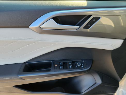 Certified 2025 Volkswagen Taos SEL w/ Black Wheel Plus Package image 18