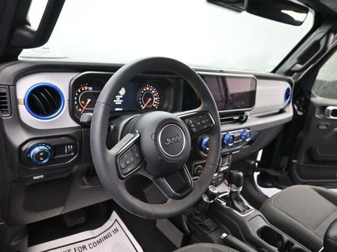 Used 2024 Jeep Gladiator Sport AWD/4WD image 12