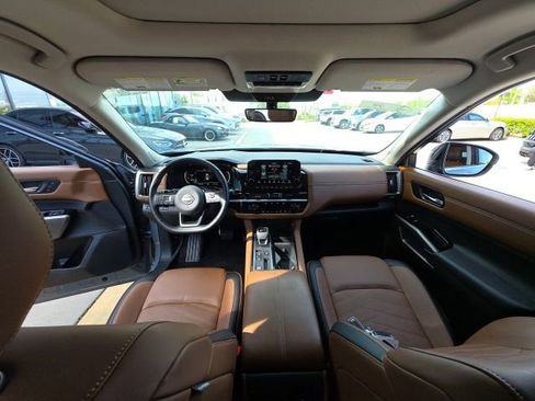 Used 2025 Nissan Pathfinder Platinum w/ Cargo Package image 26