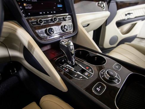 Used 2021 Bentley Bentayga image 34