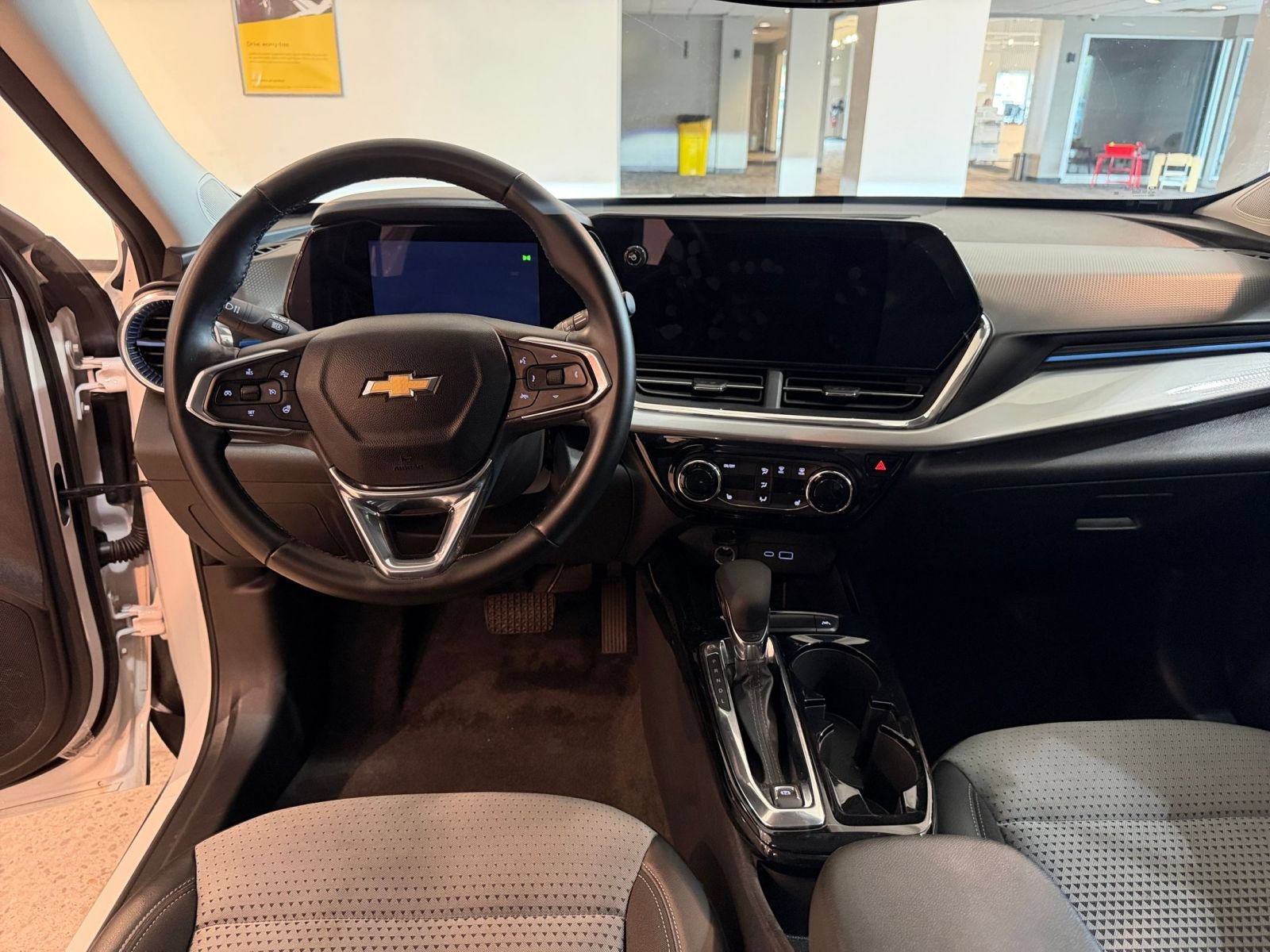 Used 2025 Chevrolet Trax LT w/ LT Convenience Package FWD image 32