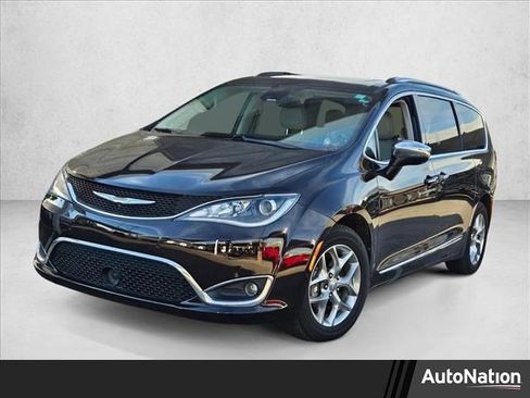 Used 2017 Chrysler Pacifica Limited image 1