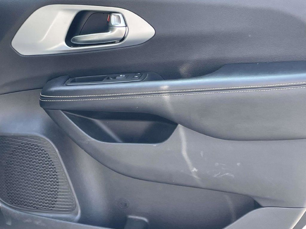 Used 2020 Chrysler Pacifica Touring-L Plus w/ S Appearance Package FWD image 12
