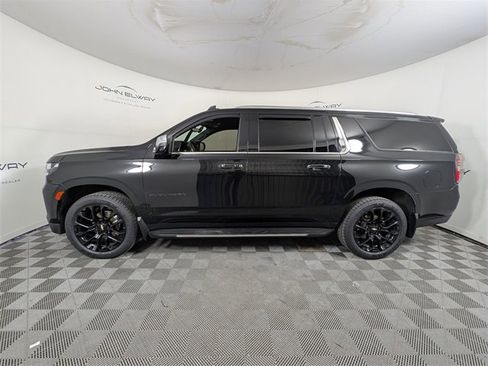 Used 2023 Chevrolet Suburban Premier image 2