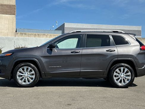 Used 2018 Jeep Cherokee Overland AWD/4WD image 9