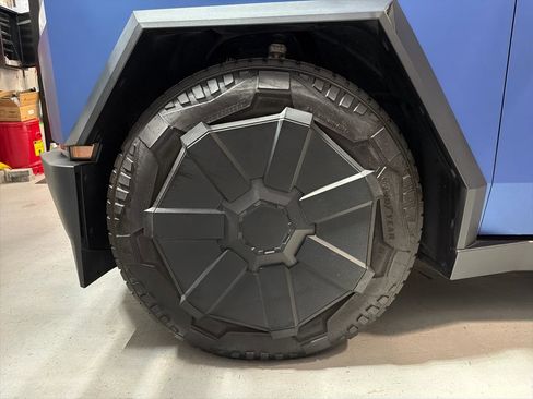 Used 2024 Tesla Cybertruck AWD Crew Cab image 11