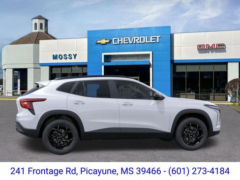 New 2026 Chevrolet Trax LT w/ Driver Confidence Package FWD image 5