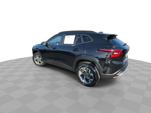 Certified 2025 Chevrolet Trax LT w/ LT Convenience Package FWD image 6