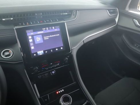 Used 2024 Jeep Grand Cherokee Laredo image 24