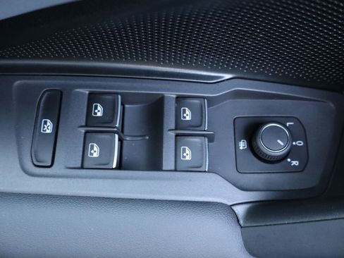 Certified 2025 Volkswagen Tiguan SE R-Line image 13