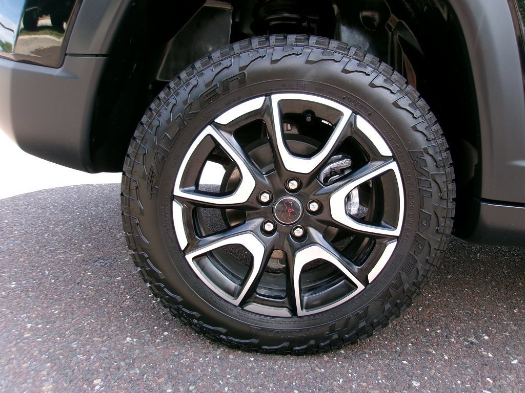 Certified 2025 Jeep Compass Trailhawk w/ Trailhawk Elite Group AWD/4WD image 17