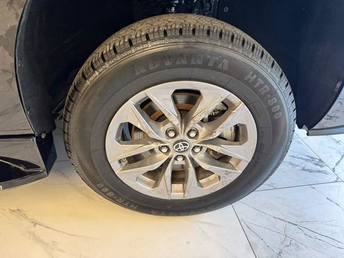 Used 2022 Toyota Sienna XLE FWD image 36