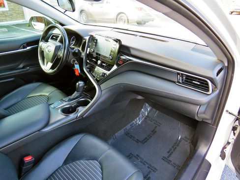 Used 2022 Toyota Camry SE w/ Carpet Mat Package (TMS) image 19