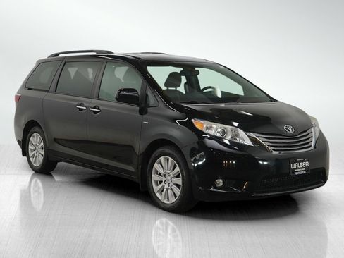 Used 2017 Toyota Sienna XLE image 7