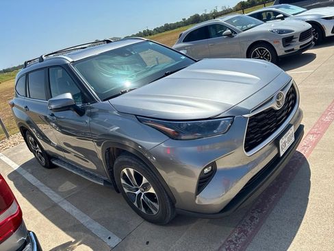 Used 2025 Toyota Highlander XLE FWD image 1