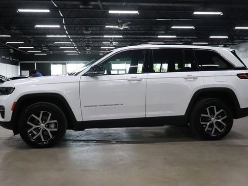 Used 2025 Jeep Grand Cherokee Limited RWD image 2