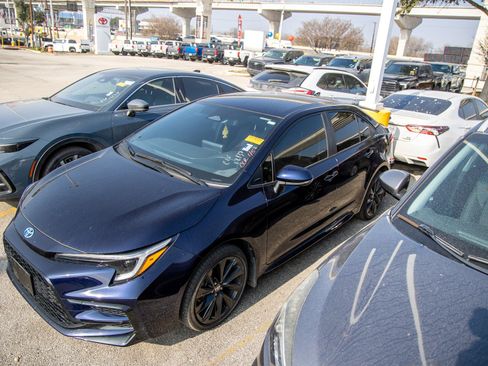 Used 2024 Toyota Corolla SE image 3