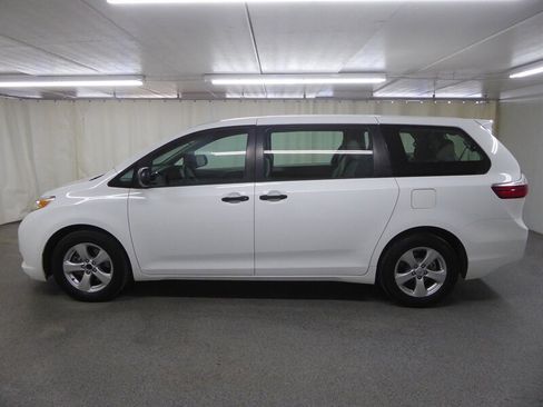 Used 2017 Toyota Sienna L image 4