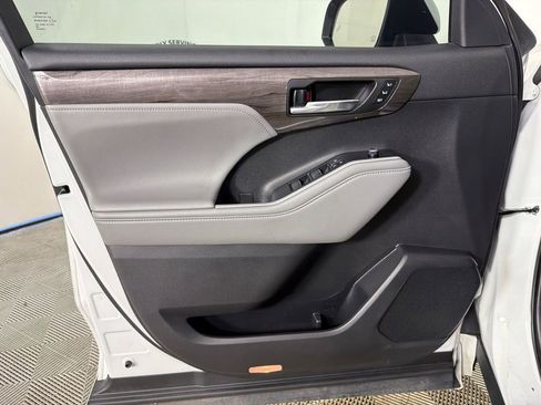 Used 2022 Toyota Highlander Limited FWD image 12
