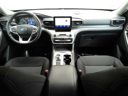 Used 2023 Ford Explorer XLT RWD image 2