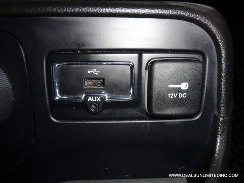 Used 2017 Jeep Renegade Latitude w/ Cold Weather Group image 16