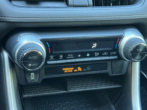Used 2020 Toyota RAV4 LE w/ Carpet Mat Package AWD/4WD image 17