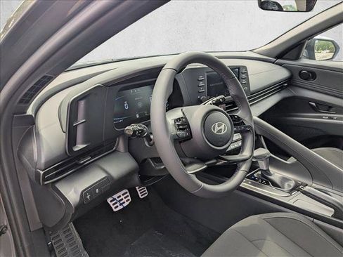 Used 2025 Hyundai Elantra Sport image 3