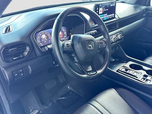 Used 2025 Honda Pilot Black Edition image 9
