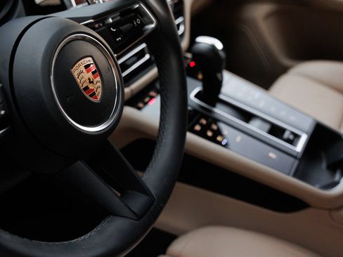 Certified 2026 Porsche Macan AWD/4WD image 18