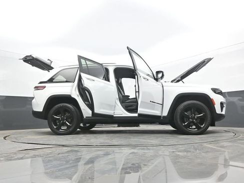 Used 2023 Jeep Grand Cherokee Altitude image 67