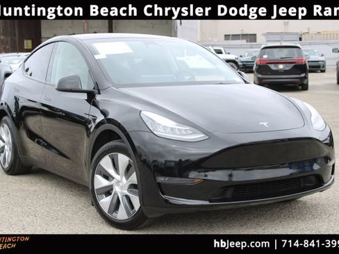Used 2023 Tesla Model Y Long Range AWD/4WD image 1