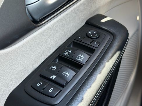 Used 2024 Chrysler Pacifica Touring-L FWD image 28