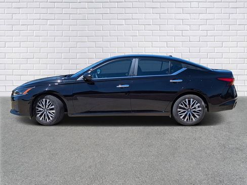 Used 2025 Nissan Altima 2.5 SV FWD image 2