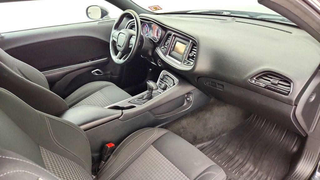 Used 2015 Dodge Challenger SXT RWD image 21