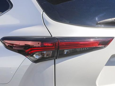 Used 2024 Toyota Highlander XLE FWD image 10