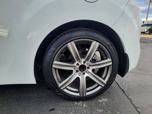 Used 2012 Hyundai Veloster w/ Style Pkg image 18