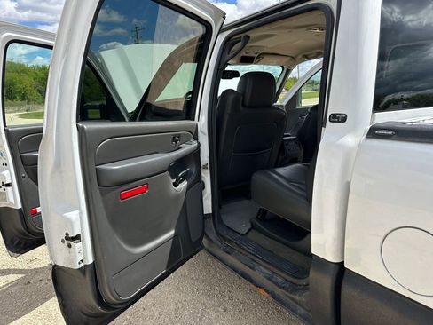 Used 2007 Chevrolet Silverado 2500 LT w/ Heavy-Duty Power Package AWD/4WD image 10