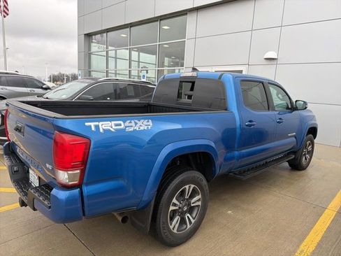 Used 2017 Toyota Tacoma TRD Sport image 3